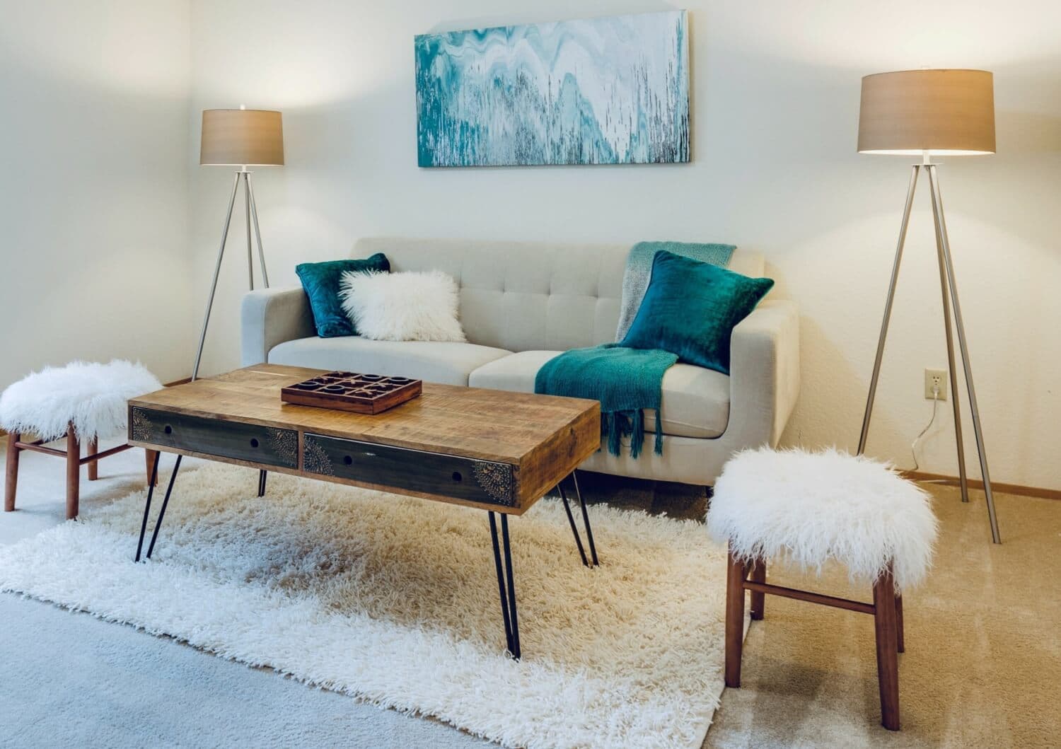 Floor Lamps or Light Fixtures? How to Choose the Perfect Lighting Option for your Space