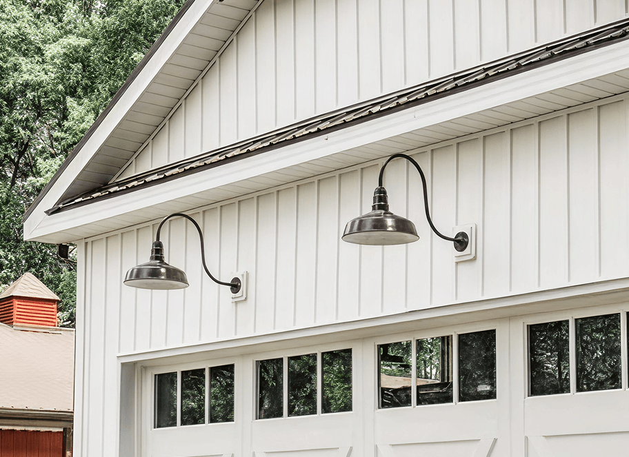 The Gardena barn light in dark bronze with a 23-inch gooseneck