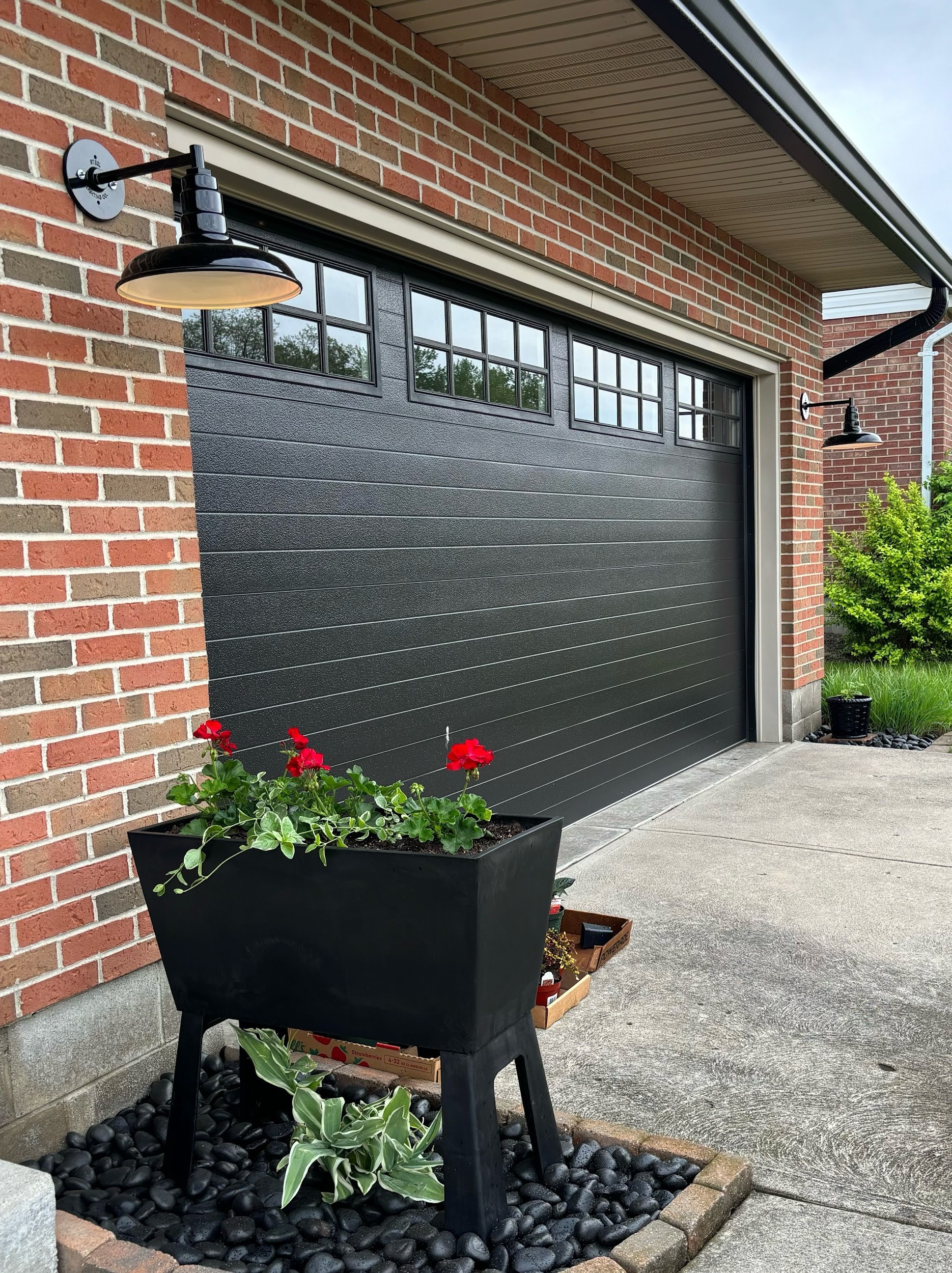 Straight-arm Wall Mounted Outdoor Garage Light 